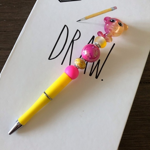 Disney Doorables: Mickey & Friends: Mickey Mouse handmade beaded pen - Picture 2 of 3